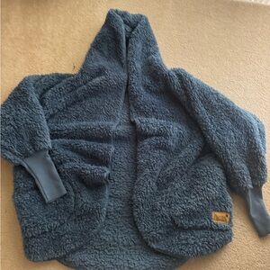 Cozy Blue Puffer Jacket with Plush Texture